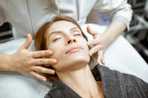 Lifting bez skalpela – jak utrzymać młody wygląd naturalnie? 4 woman during the facial massage at the beaty salon 2023 11 27 05 32 54 utc